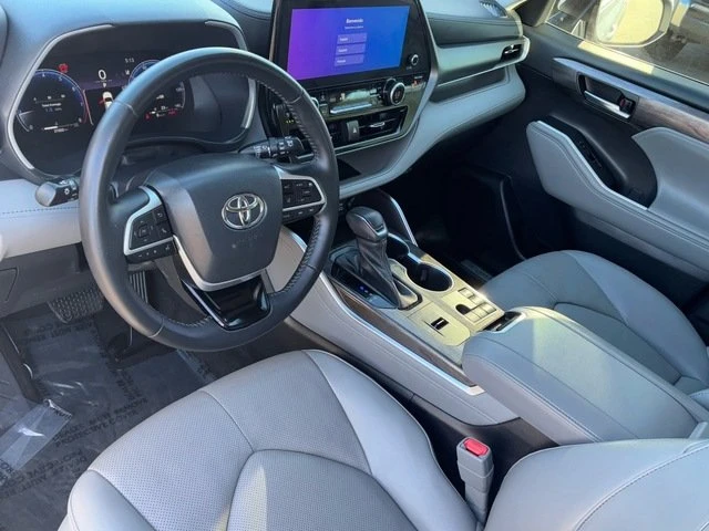 2023 Toyota Highlander - Image 18 of 20