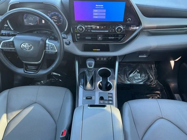 2023 Toyota Highlander - Image 16 of 20