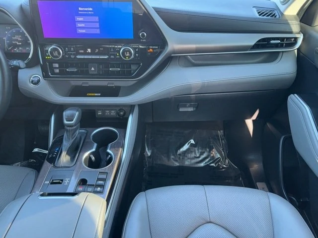 2023 Toyota Highlander - Image 17 of 20