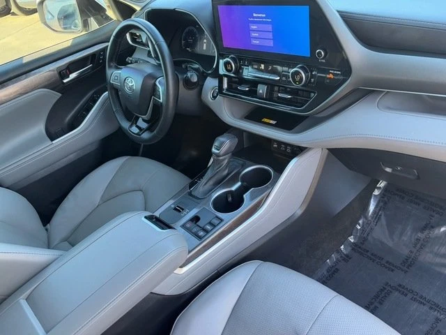2023 Toyota Highlander - Image 11 of 20