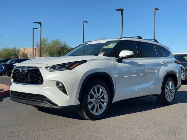 2023 Toyota Highlander - Image 2 of 20