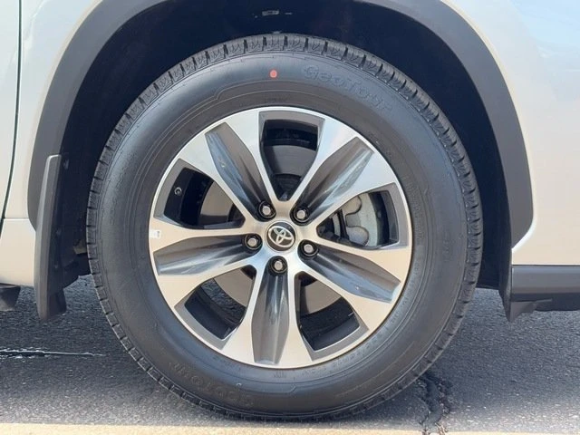 2023 Toyota Highlander - Image 11 of 20