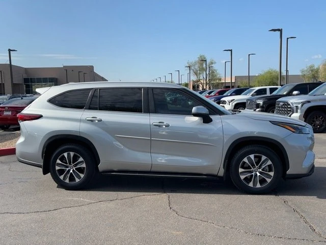 2023 Toyota Highlander - Image 9 of 20