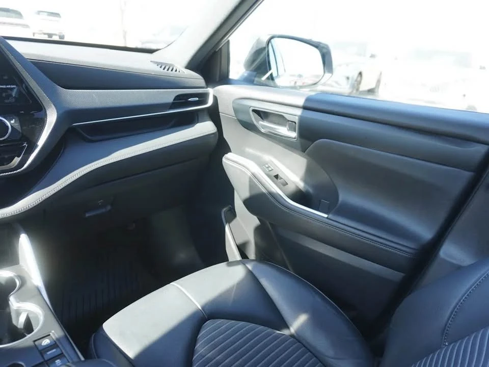 2023 Toyota Highlander - Image 12 of 17