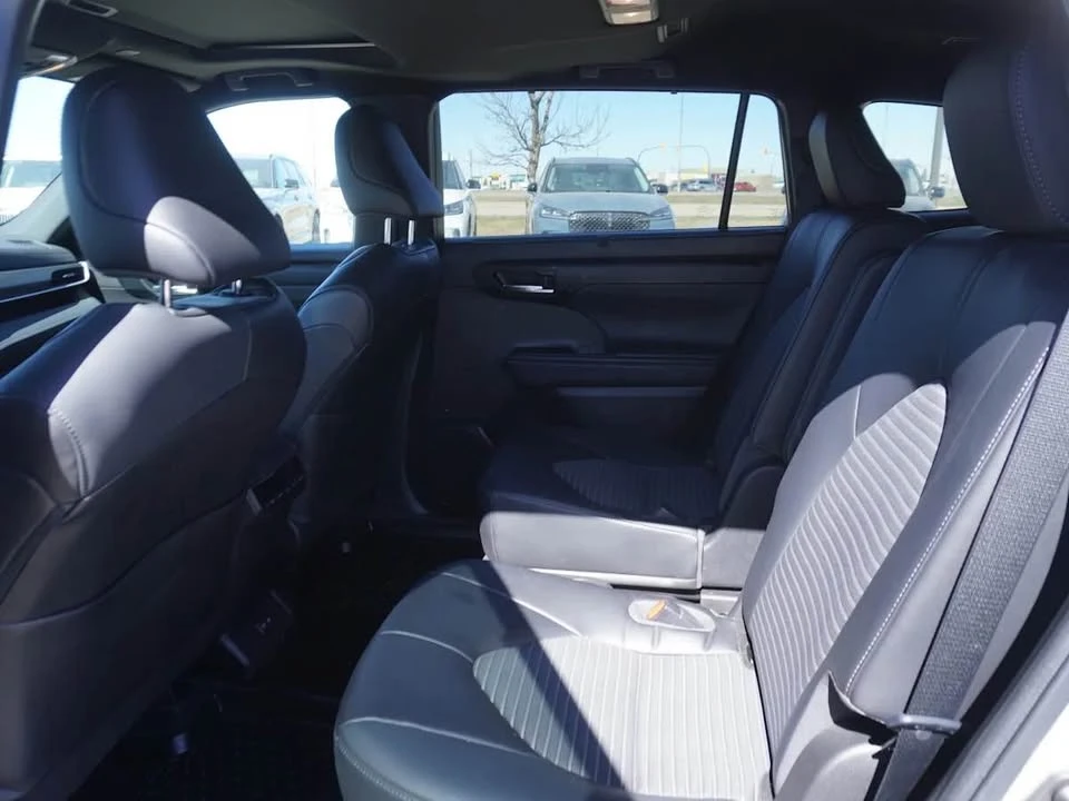 2023 Toyota Highlander - Image 9 of 17