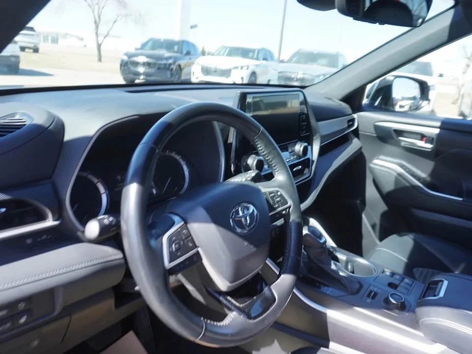 2023 Toyota Highlander - Image 15 of 17