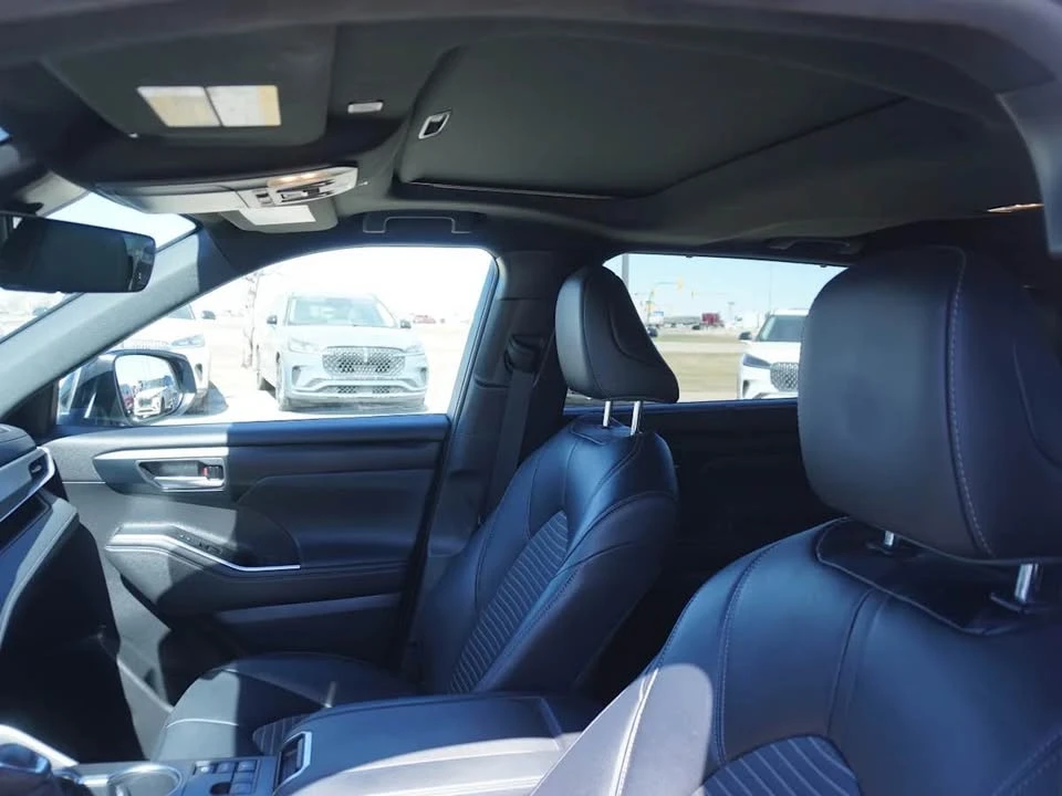 2023 Toyota Highlander - Image 14 of 17