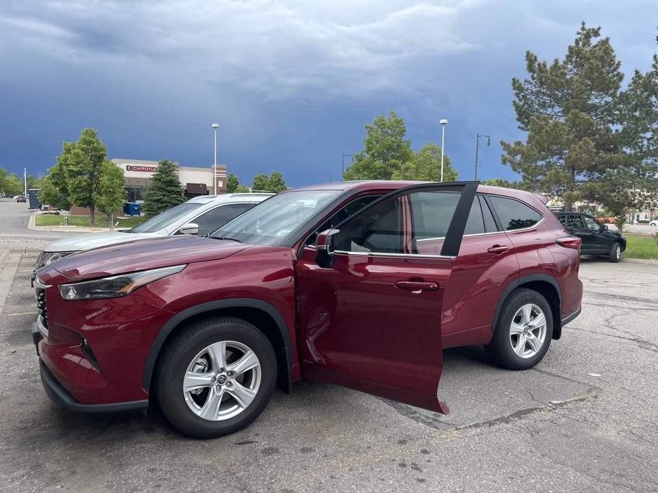 2023 Toyota Highlander - Image 2 of 17