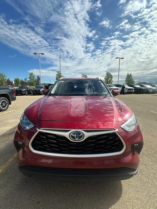 2023 Toyota Highlander - Image 2 of 6