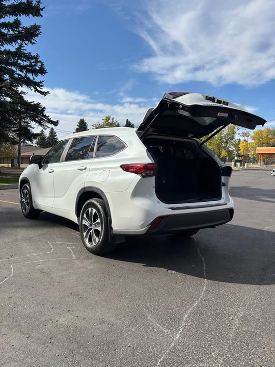 2023 Toyota Highlander - Image 2 of 12