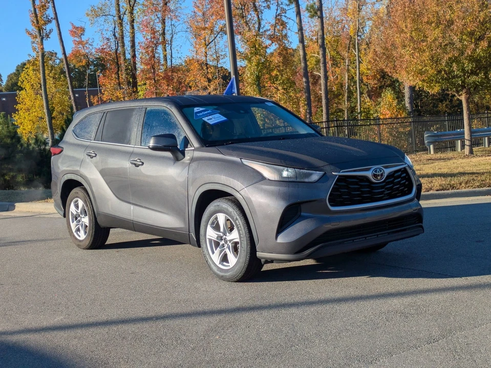 2023 Toyota Highlander - Image 2 of 21
