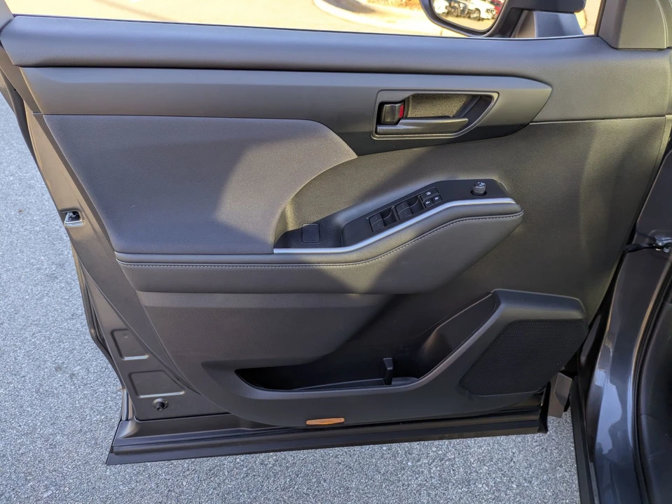 2023 Toyota Highlander - Image 15 of 21