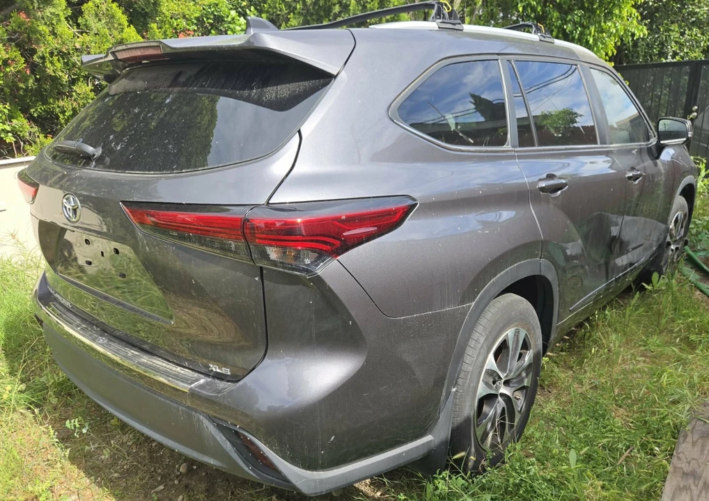 2023 Toyota Highlander - Image 2 of 21