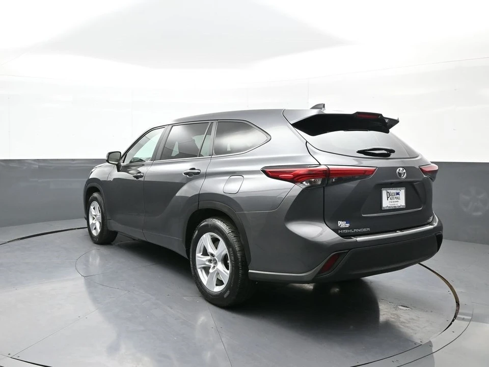 2023 Toyota Highlander - Image 8 of 12