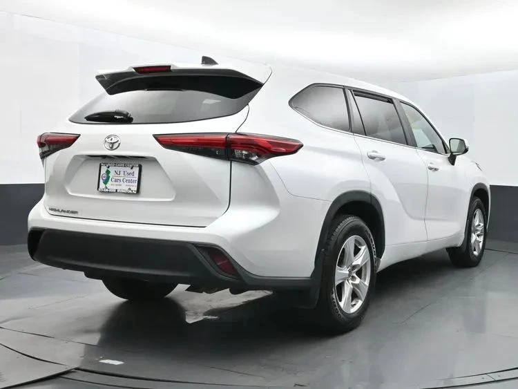 2023 Toyota Highlander - Image 7 of 12