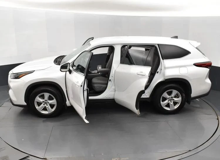 2023 Toyota Highlander - Image 6 of 12