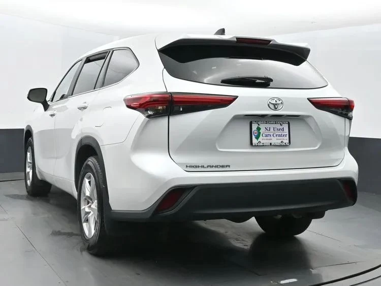 2023 Toyota Highlander - Image 8 of 12