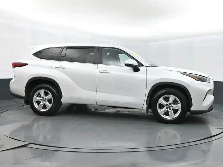 2023 Toyota Highlander - Image 3 of 12