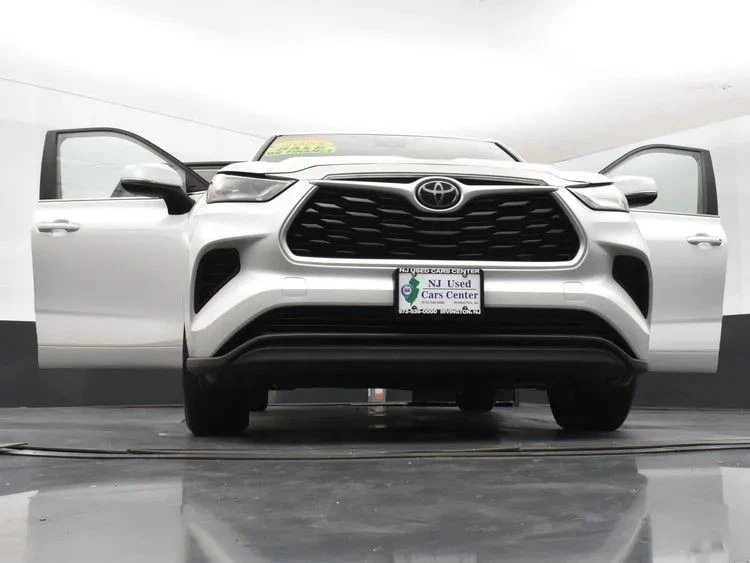 2023 Toyota Highlander - Image 10 of 12
