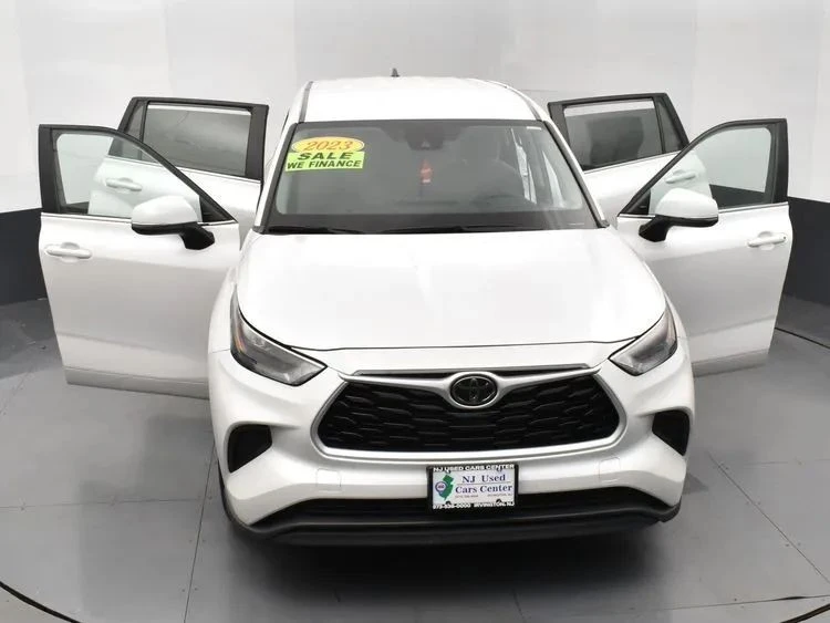 2023 Toyota Highlander - Image 9 of 12