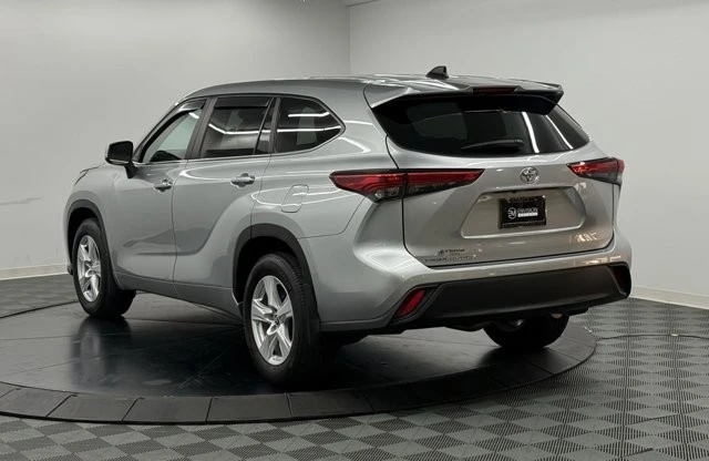 2023 Toyota Highlander - Image 10 of 12