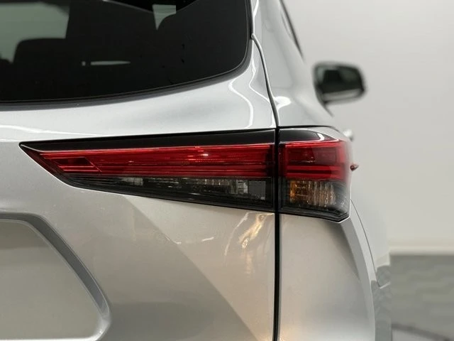 2023 Toyota Highlander - Image 7 of 12