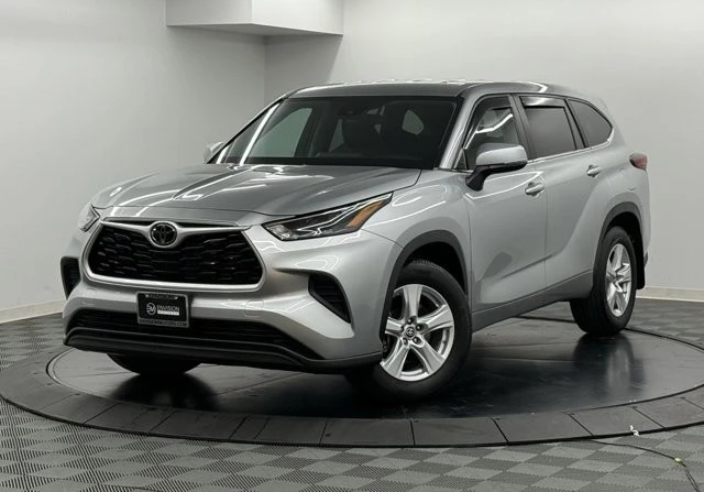 2023 Toyota Highlander - Image 2 of 12