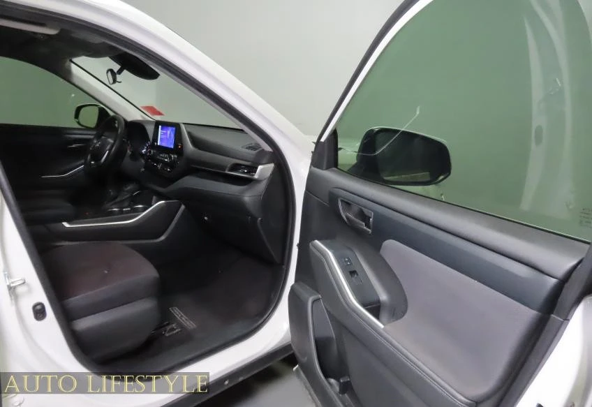 2023 Toyota Highlander - Image 18 of 21