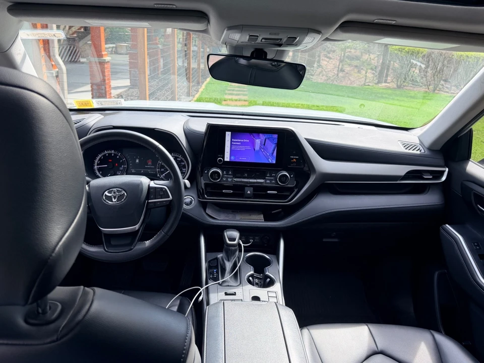 2023 Toyota Highlander - Image 10 of 13