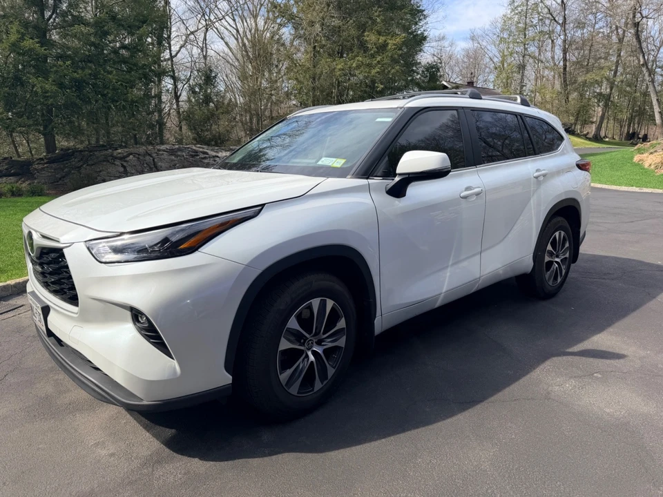 2023 Toyota Highlander - Image 2 of 13