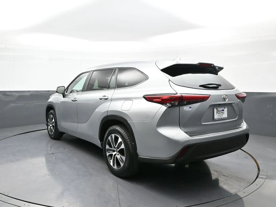 2023 Toyota Highlander - Image 8 of 12