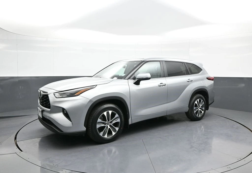 2023 Toyota Highlander - Image 10 of 12