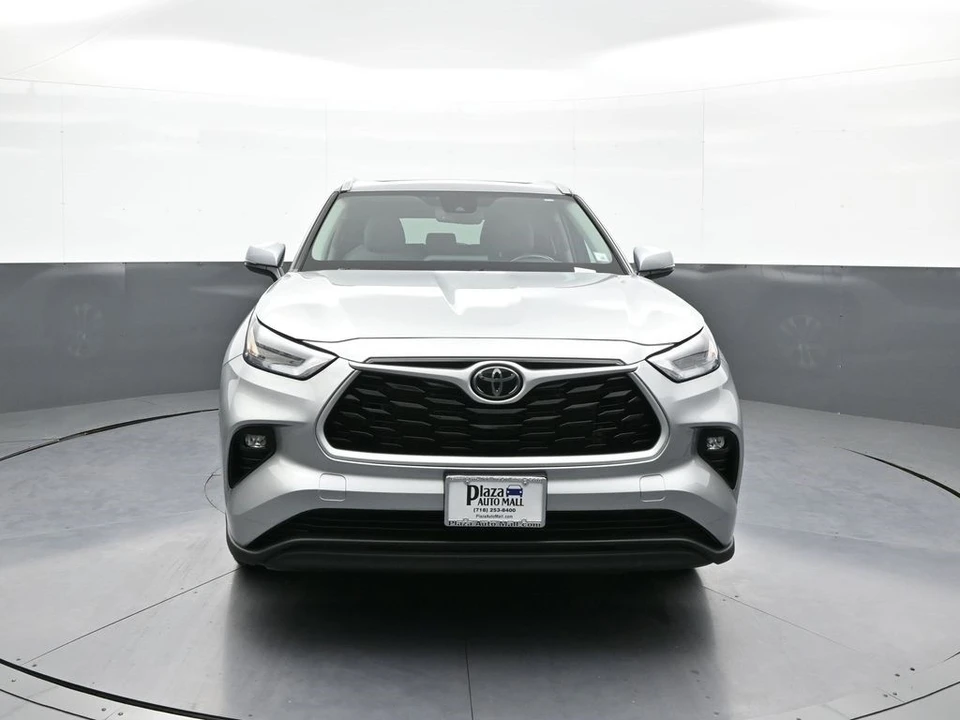 2023 Toyota Highlander - Image 2 of 12