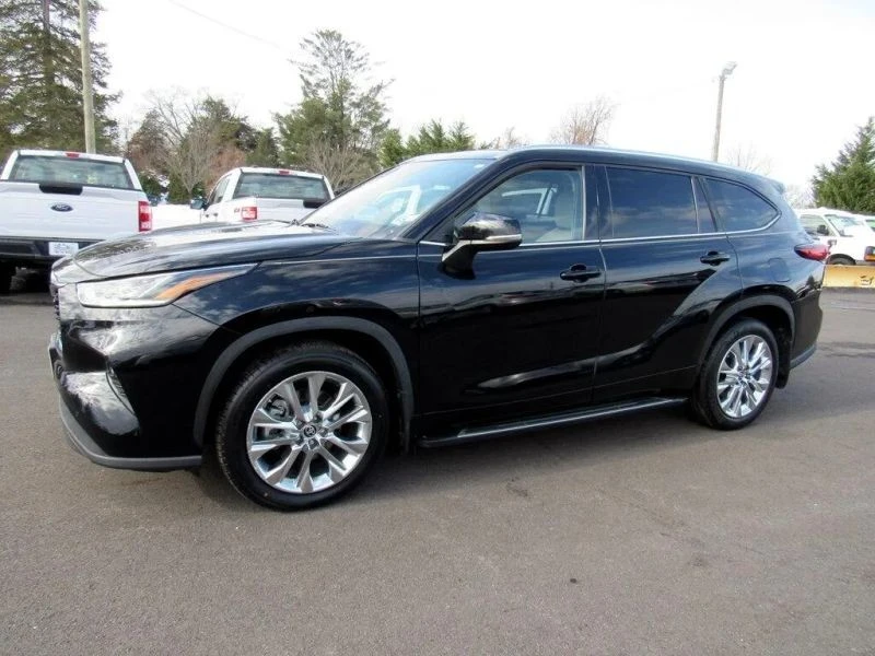 2023 Toyota Highlander - Image 3 of 12