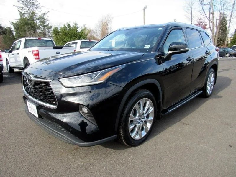2023 Toyota Highlander - Image 2 of 12