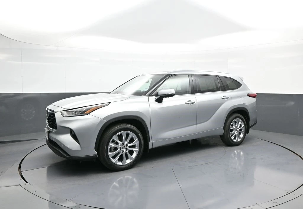 2023 Toyota Highlander - Image 10 of 12
