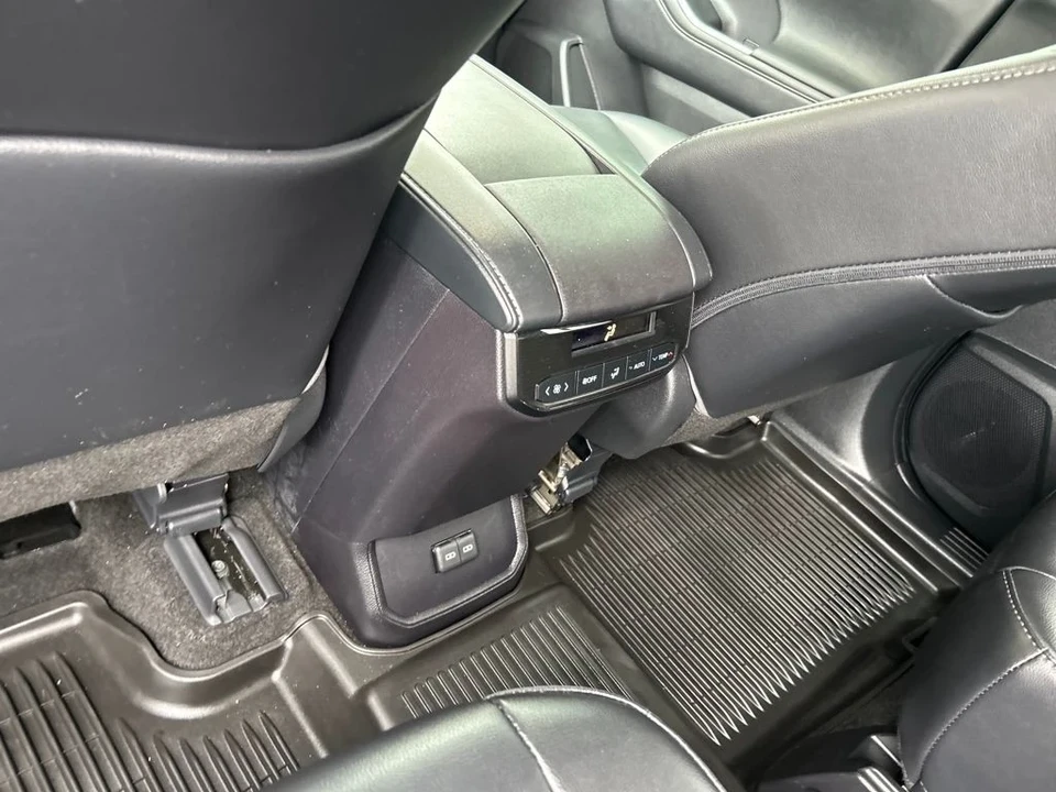 2023 Toyota Highlander - Image 11 of 12