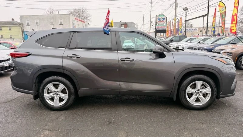 2023 Toyota Highlander - Image 11 of 12