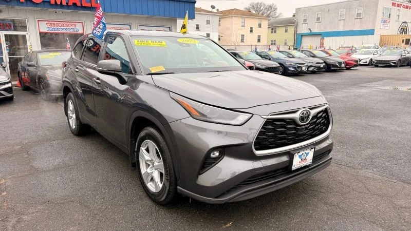 2023 Toyota Highlander - Image 2 of 12