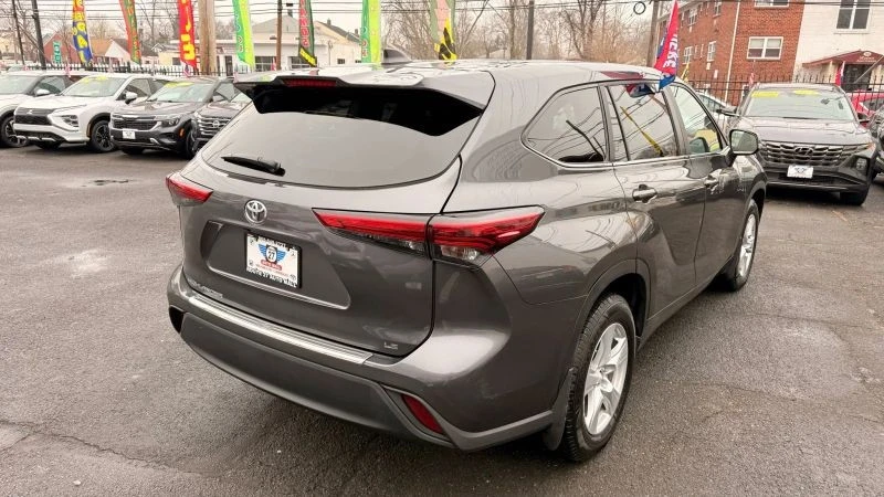 2023 Toyota Highlander - Image 7 of 12