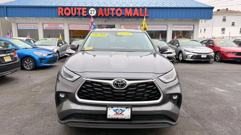 2023 Toyota Highlander - Image 3 of 12