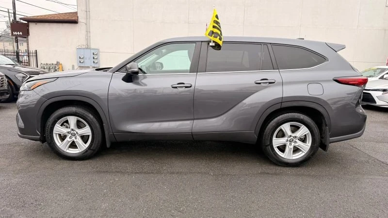 2023 Toyota Highlander - Image 10 of 12
