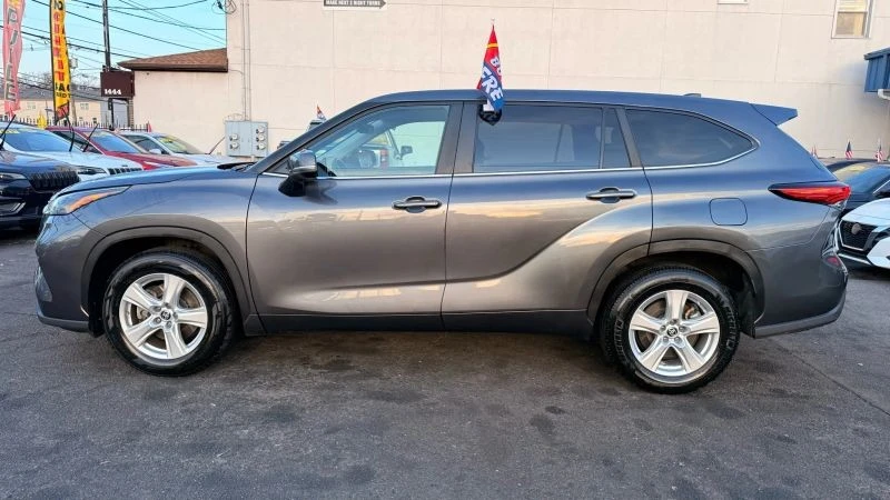2023 Toyota Highlander - Image 10 of 12