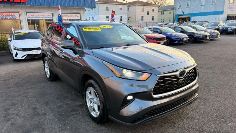 2023 Toyota Highlander - Image 2 of 12