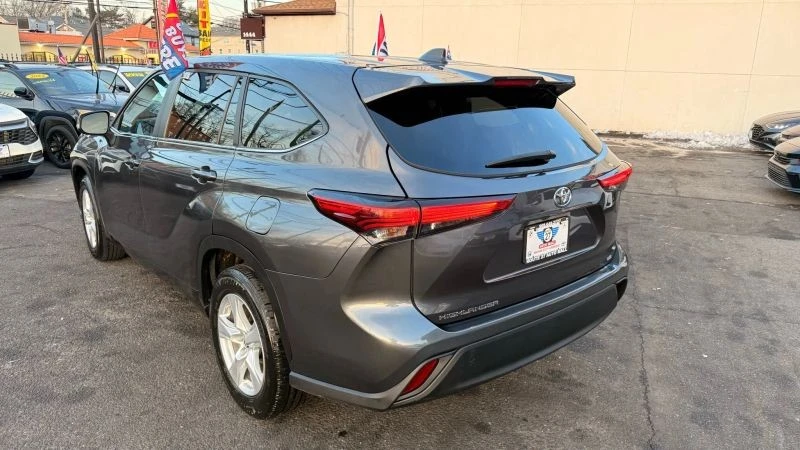2023 Toyota Highlander - Image 5 of 12