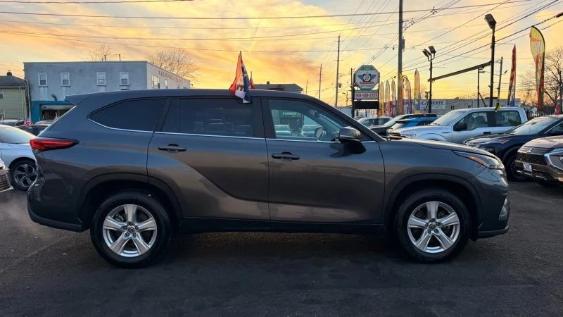2023 Toyota Highlander - Image 11 of 12