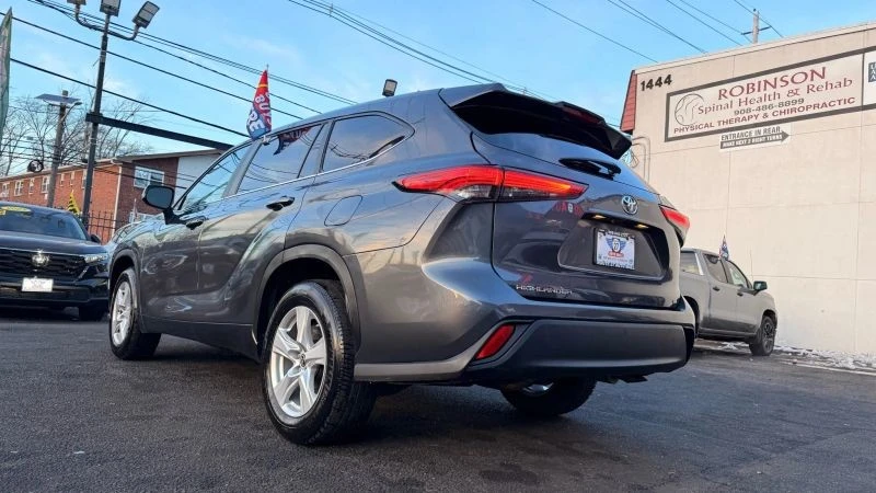 2023 Toyota Highlander - Image 8 of 12