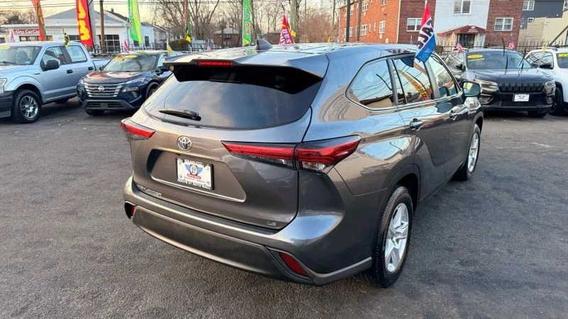 2023 Toyota Highlander - Image 7 of 12