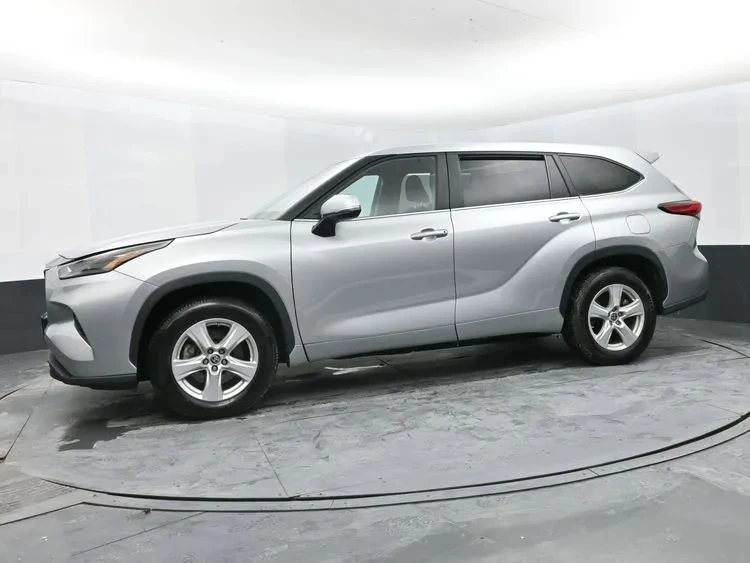 2023 Toyota Highlander - Image 5 of 12
