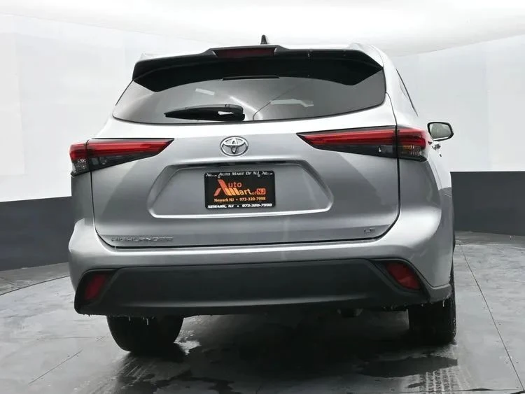 2023 Toyota Highlander - Image 8 of 12